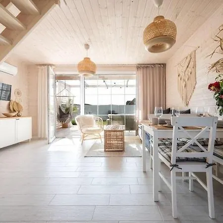 Beachside House In Kopa With Heated Pool Hébergement de vacances *