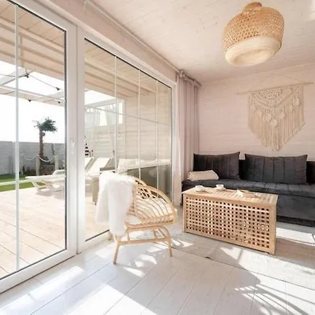 Hébergement de vacances Beachside House In Kopa With Heated Pool
